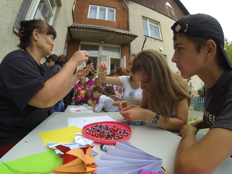 Letní tábor pořádaný dobrovolnickou organizací ADRA v zakarpatském Mukačevě. 