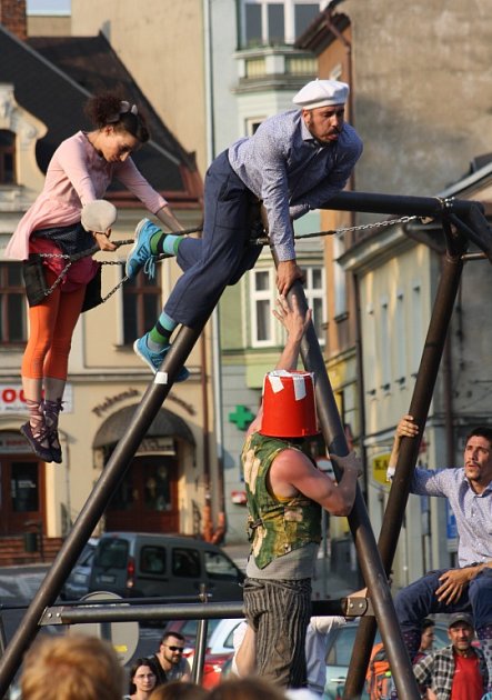 Představení akrobatické skupiny Cirk La Putyka na mostě Družby v Českém Těšíně jako vyvrcholení mezinárodního divadelního festivalu pro děti Bez hranic. 