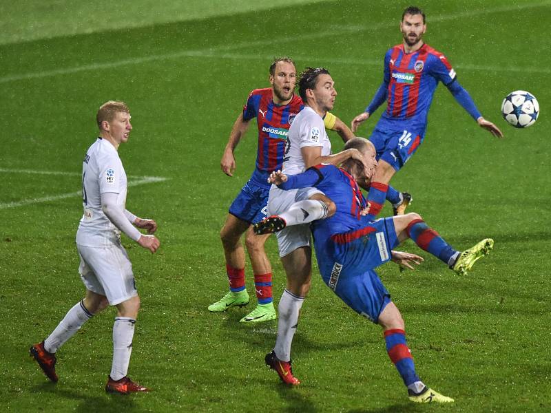 Karvinští fotbalisté (v bílém) statečně bojovali. Nestačilo to.