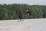 Skoky na vodních lyžích za elektrickým vlekem na Těrlické přehradě. 