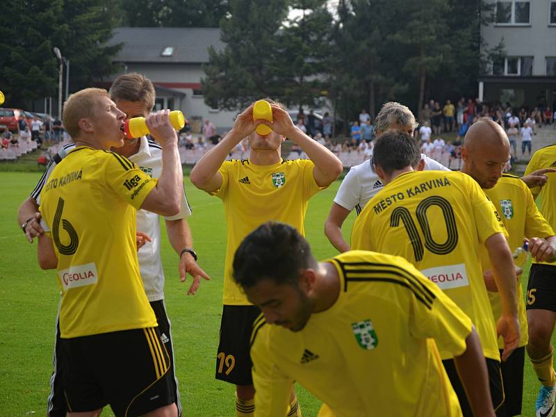 Karvinští fotbalisté (ve žlutém) mají za sebou první přípravu v Polsku.