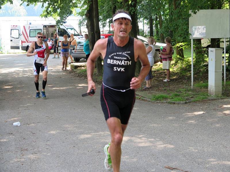 Na start 7. ročníku Albrechtického sprint triatlonu se v sobotu za krásného slunečného počasí postavilo 53 závodníků z toho 9 žen.