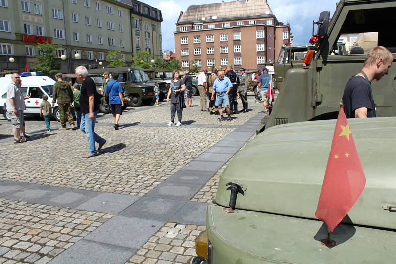 Náměstí ČSA v Těšíně v sobotu zaplnily vojenské vozy.