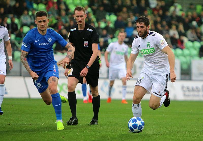 Karvinští fotbalisté (v bílém) zaslouženě porazili Liberec 2:1.