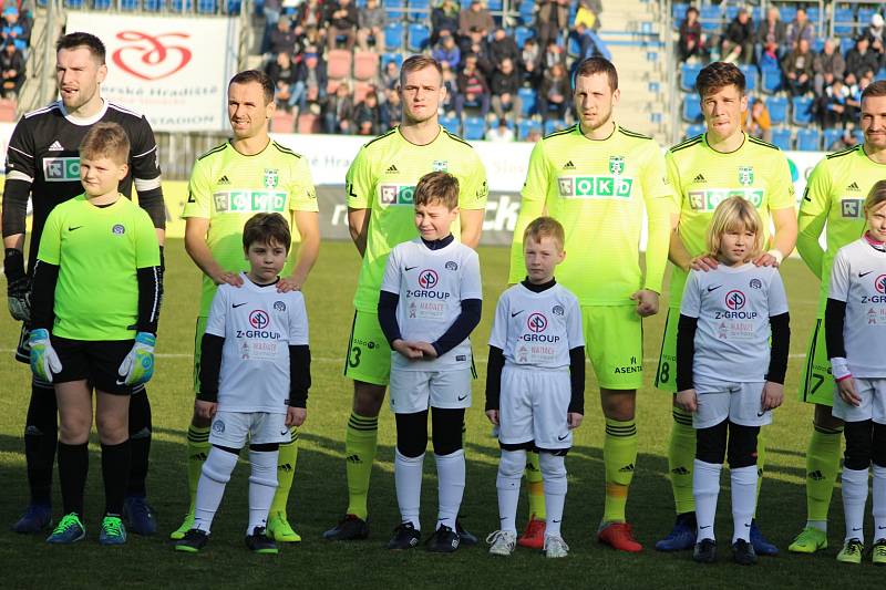 Karviná (v klasické razicí barvě) prohrála na Slovácku 0:2.