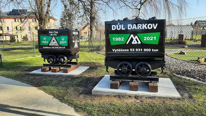 V parku v centru Stonavy přibyly dva symbolické vozíky s uhlím, které se vytěžilo v dolech Darkov a ČSA, které byly letos uzavřeny.