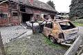 Těrlicko 26. dubna 2022. Ohořelá auta, která z hořící stodoly vytáhli hasiči.
