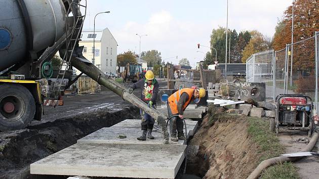 Práce na výměně potrubí kanalizačního sběrače v centru Karviné. 