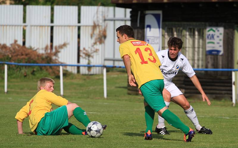 Dětmarovice (v bílém) se po výhře nad Rýmařovem propracovaly do čela tabulky.