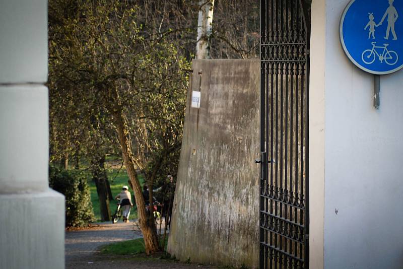 Hádanka č. 19: Klika od brány při vstupu do parku Boženy Němcové.
