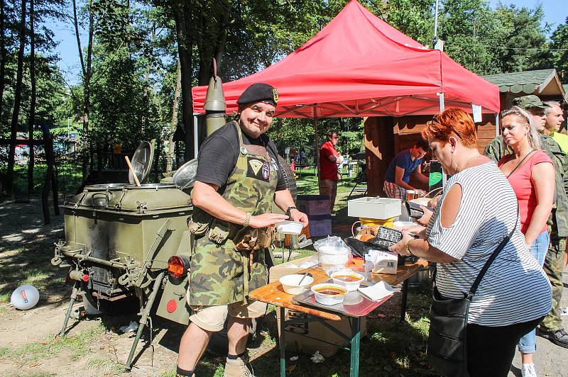 Návštěvníci si na vlastní kůži vyzkoušeli i historické zbraně, vojenská auta či speciality z polní kuchyně.