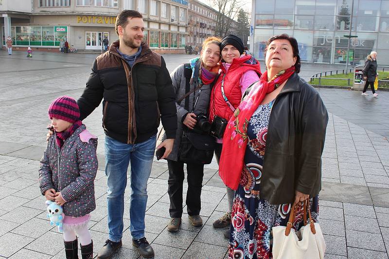 Stavění vánočního stromu na náměstí Republiky v Havířově.