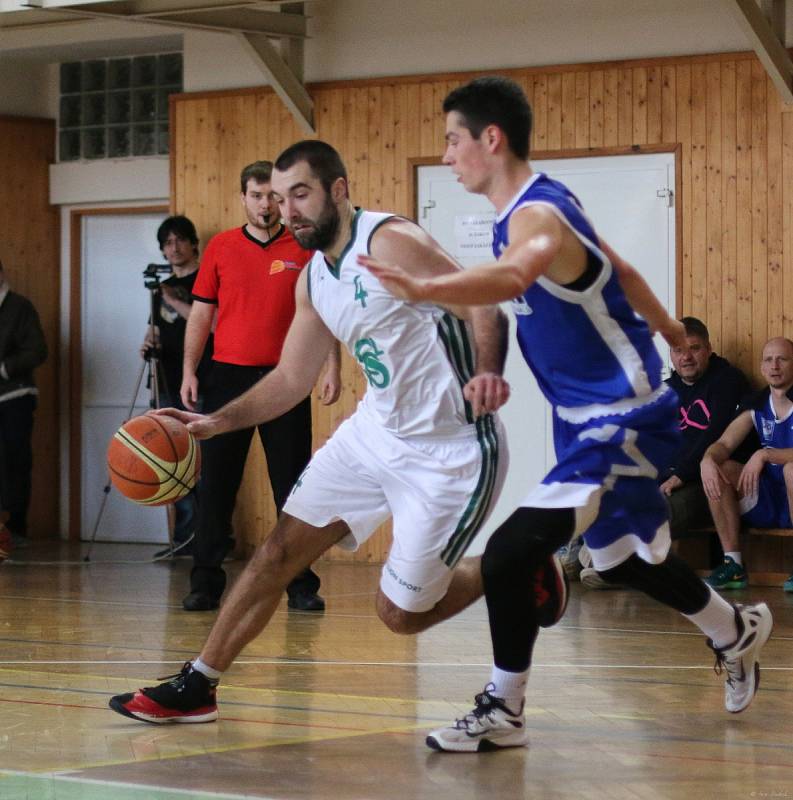 Basketbalisté Karviné (v bílém) podlehli doma Olomouci.