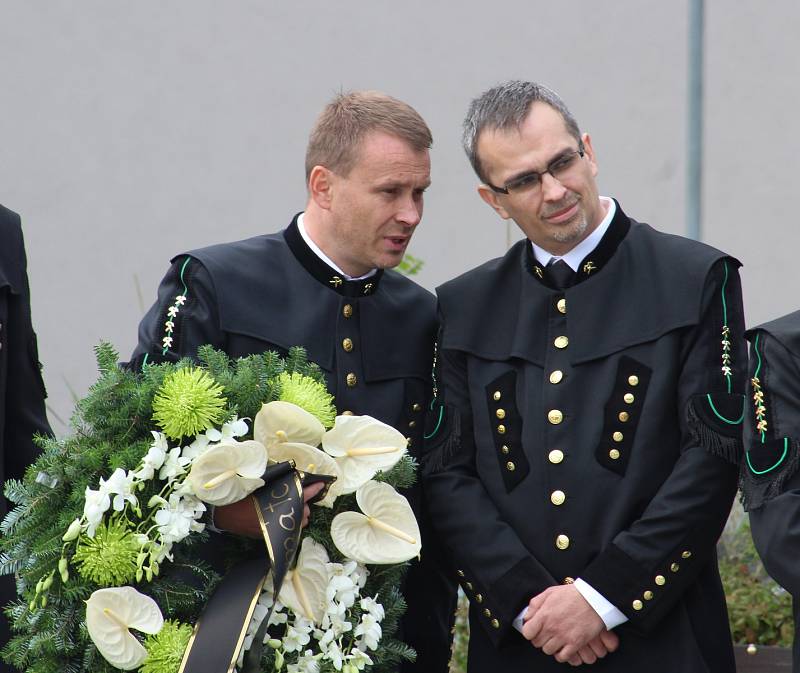 Letošní hornické slavnosti v Karviné začaly dopoledne vzpomínkovou akcí na horníky, kteří zahynuli při práci v podzemí.