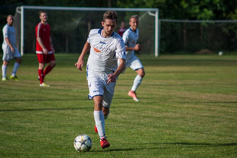 Fotbalisté Slavoje (v bílém) vyprovodili v posledním kole druhý Svinov výsledkem 5:1. I to svědčí o jejich letošní převaze.