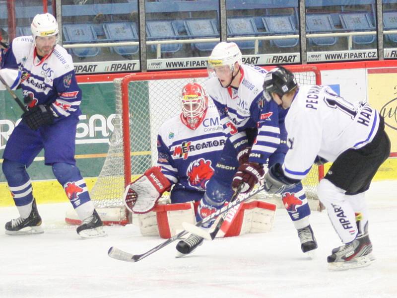 Havířovští hokejisté (bílé dresy) proti Berounu nepřekvapili, prohráli 2:4.