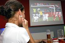 Fotbalové mistrovství zřejmě restauracím přinese zisky. Řada fanoušku bude společně fandit v hospodě u piva. Ženy nevyjímaje.