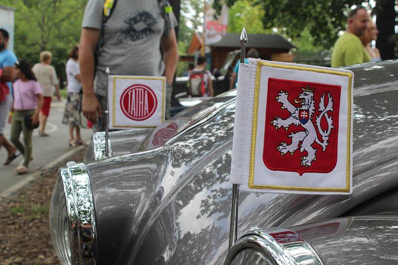 Do Bohumína se v sobotu 3. srpna 2019 sjelo na 122 historických vozů na setkání řidičů starých aut a motocyklů, které pořádal Veteran car club Ostrava.