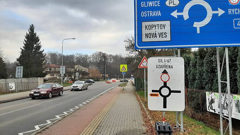 Mezi Bohumínem a Dolní Lutyní se opravuje povrch silnice I/67. Ve směru z Bohumína na Karvinou se jezdí po objížďce.