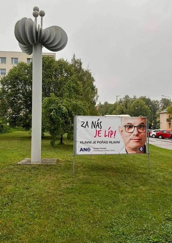 Takto byly rozmístěny nepovolené předvolební bannery hnutí ANO v Českém Těšíně. Už byly odstraněny.