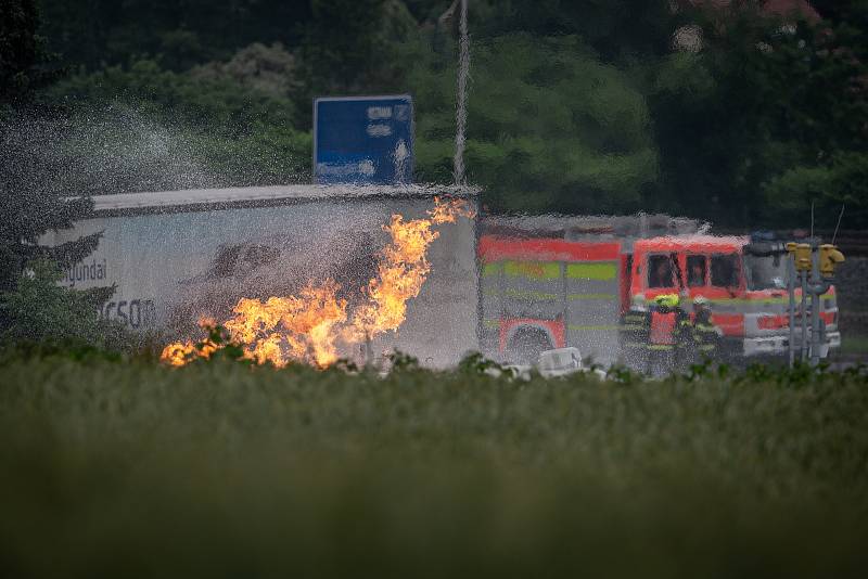 Na benzinové čerpací stanici hořel plyn, který unikal z nádrží na LPG.