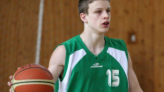 Mladí basketbalisté Karviné (na snímku Dalimil Morys) porazili oba soupeře.