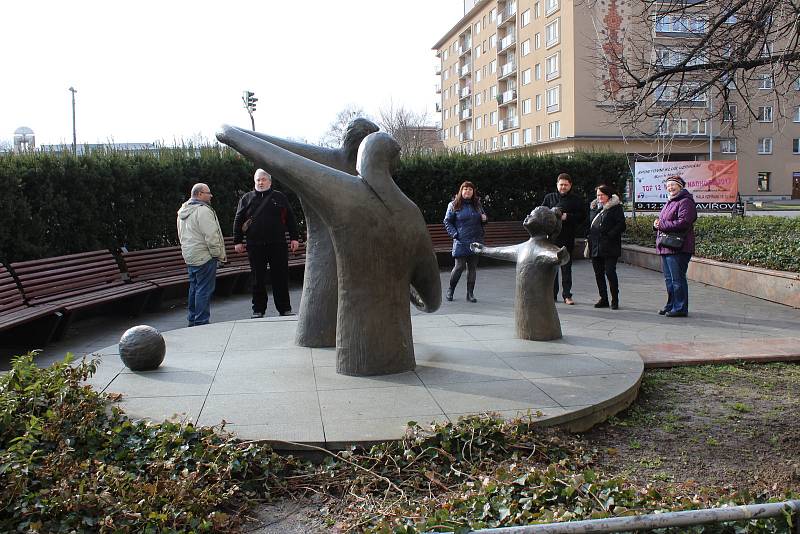 Poznávací procházka Havířovem zaměřená na sochy. Rodinka.