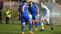 Karviná (v bílém) si doma poradila s béčkem Olomouce 2:0.