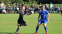 Derby o vedení v I.B třídě zvládly Věřňovice (v modrém), které porazily Záblatí 3:2.