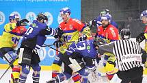 Také třetí čtvrtfinále mezi hokejisty Havířova (v modrém) a Českých Budějovic nabídl parádní hokej.