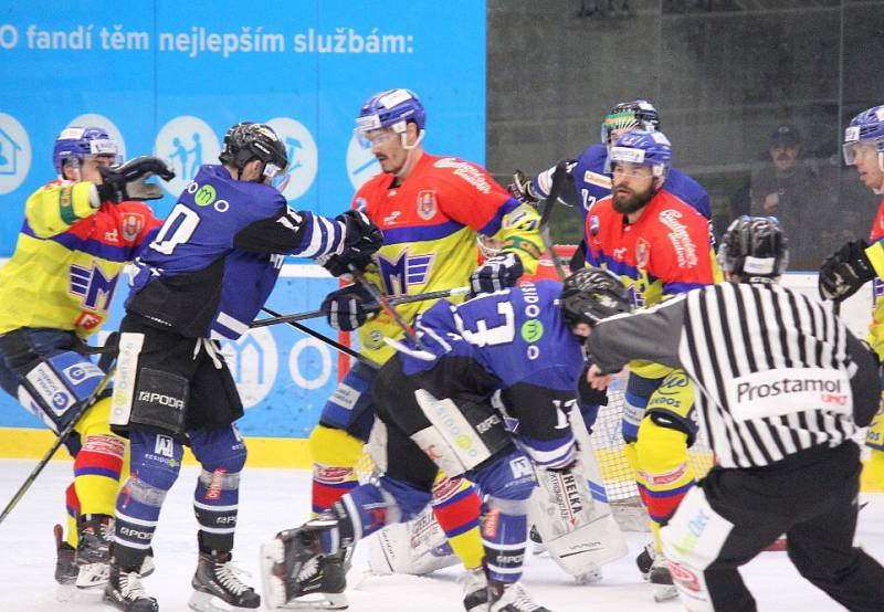 Také třetí čtvrtfinále mezi hokejisty Havířova (v modrém) a Českých Budějovic nabídl parádní hokej.