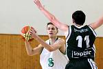 Karvinští basketbalisté (v bílém) v duelu proti Žabovřeskám.