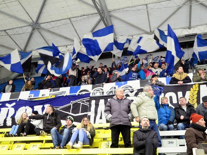 Pohled na střídačku a tribuny havířovského zimního stadionu