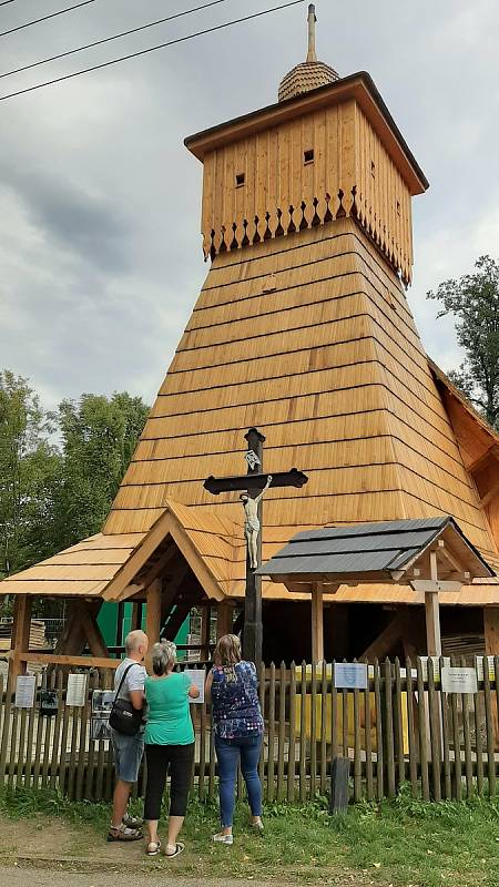 Stavba dřevěného kostela v Gutech se stává turistickou atrakcí.