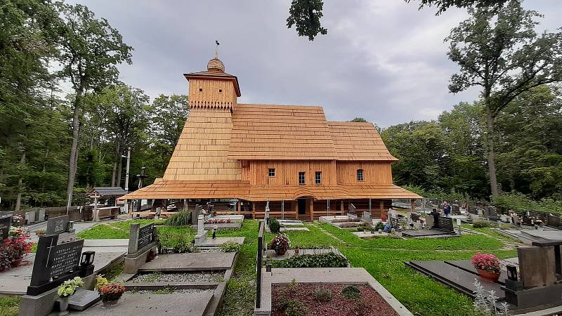 Stavba dřevěného kostela v Gutech se stává turistickou atrakcí.