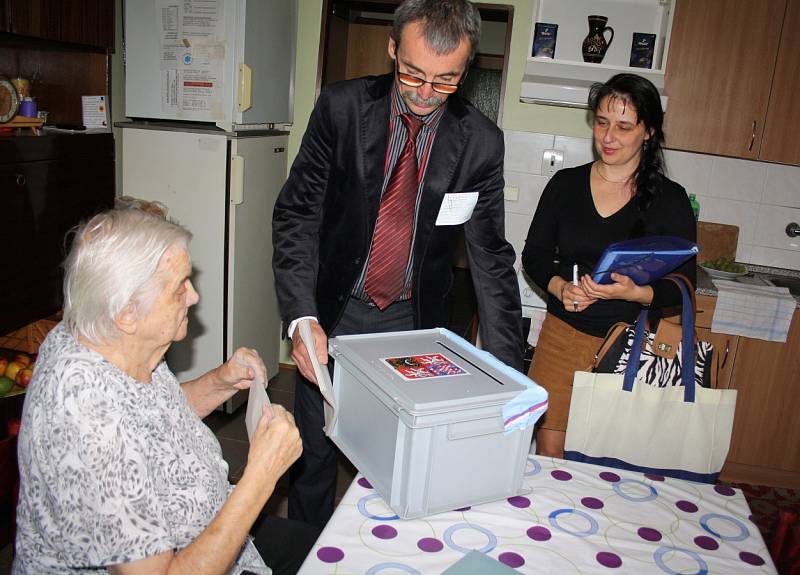 První koho stonavští volební komisaři navštívili při volbách doma byla v pátek paní Zofia Wawrzyczková.
