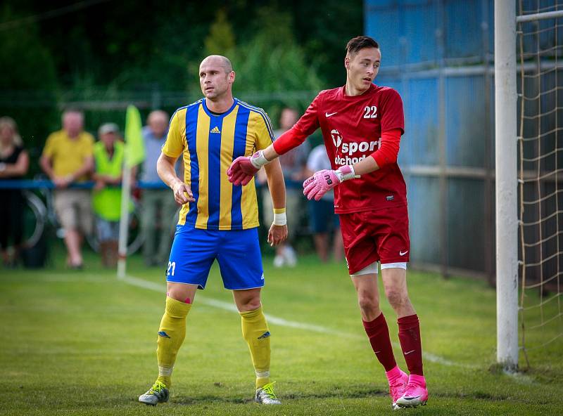 Bohumínští fotbalisté (ve žlutém) si ve Vrbici poradili s Dolním Benešovem a v poháru jdou dál.