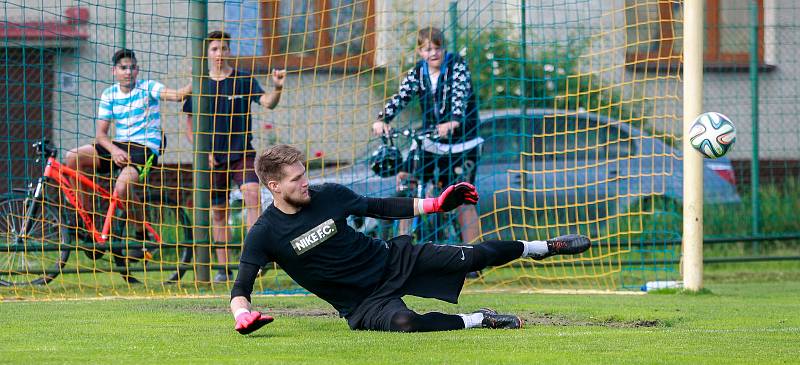 Fotbalový trénink bohumínských fotbalistů s brankářem Tomášem Vaclíkem. Na fotografii Tomáš Vaclík.