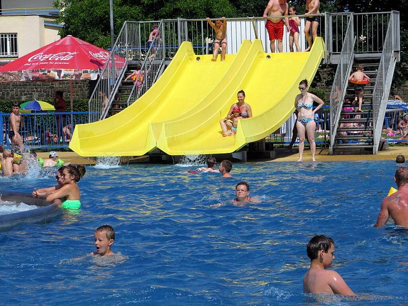 Tropické vedro přilákalo v pátek na havířovské Městské koupaliště kolem dvou tisíc lidí. Živo bylo ve všech bazénech. Zejména děti si pořádně užily různé vodní atrakce.