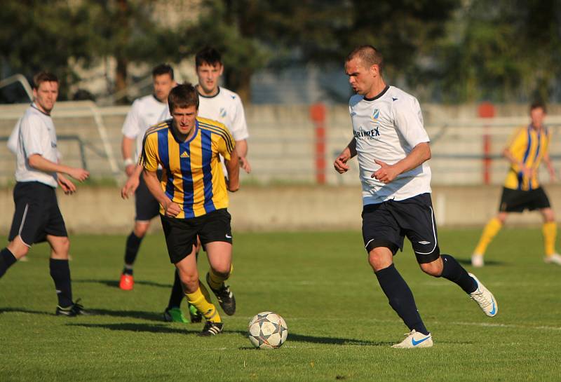 Dětmarovice (v bílém) si doma poradily s Bohumínem 2:1.