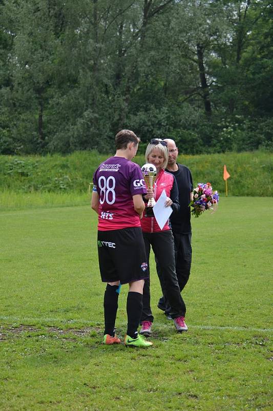 Havířovské fotbalistky vyhrály nad Baníkem Ostrava a převzaly pohár za vítězství v soutěži.