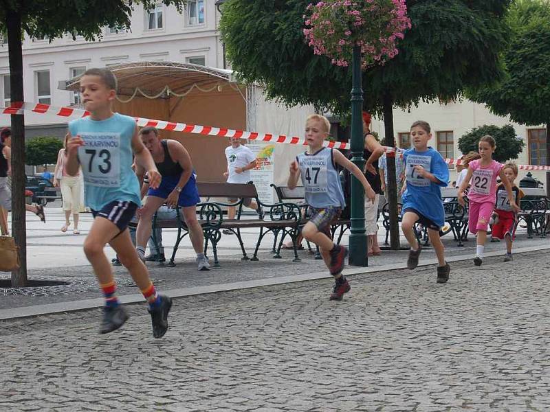 Městský běh Karvinou pamatoval i na děti, které „obkroužily“ kolečko kolem náměstí. 