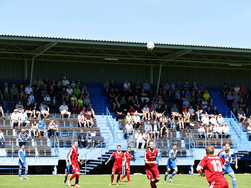 Havířovští fotbalisté (v modrém) přehráli Nový Jičín 2:0.