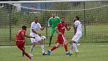 Fotbalisté Karviné (v bílém) si na Slovensku zahráli se Zlatými Moravci. Prohráli 2:3.