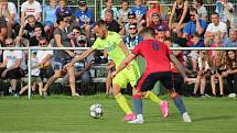 Karvinští fotbalisté (zelenkavé dresy) postoupili v domácím MOL Cupu do třetího kola. Sympaticky bojující Hlubinu z krajského přeboru porazili 6:0.