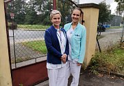 Sestra z resuscitačního týmu Judita Dvořáková (vlevo) a  odborná sestra z laboratoře Tereza Kadlubcová z Nemocnice Agel Český Těšín poskytly první pomoc chodkyni.