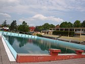 Příprava letního koupaliště v Havířově na novou sezonu. Plavecký bazén. 