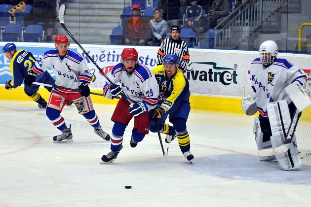 Karvinští hokejisté (v bílém) prohráli na ledě Přerova 1:4.