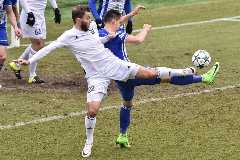 Karvinští fotbalisté (v bílém) remizovali doma s Mladou Boleslaví 1:1.