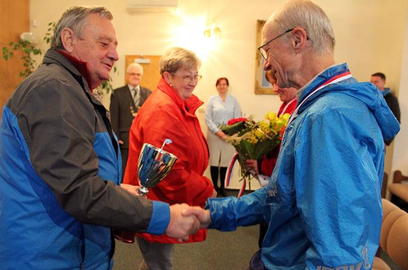 V doprovodu manželky Věry a psíka Kamilky doběhl v neděli 28. 10. 2018 ráno Petr Kuchař zpět do Dětmarovic.